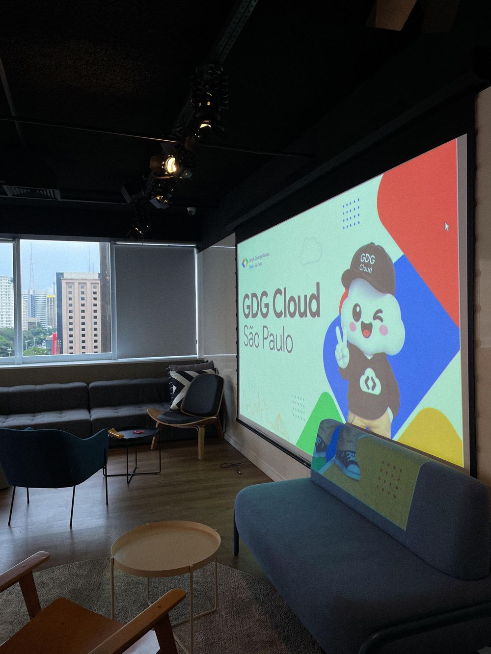 A screen reading “GDG Cloud São Paulo” in an event room