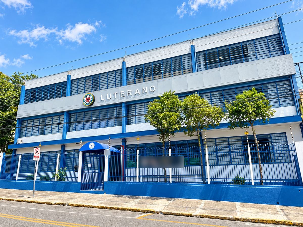 The front of the Instituto Educacional Luterano building, with its name on the wall
